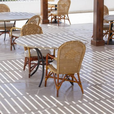 Mısır 'ın Sharm el Sheikh kentindeki Kızıl Deniz' in yanındaki sahil kafeteryasında masa ve sandalyeler.