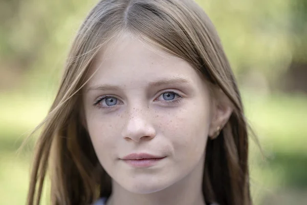 Schöne Blonde Junge Mädchen Mit Sommersprossen Freien Auf Natur Hintergrund — Stockfoto