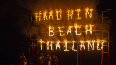 Koh Samui, Tayland - 02 Mart 2018: Full Moon Party yangın tabelada Haad Rin adası Koh Samui, Tayland plaj. Olay şimdi her yerde yaklaşık 30.000 parti müdavimlerinin normal bir ay çekiyor