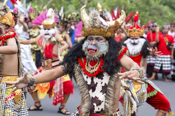 ギャニャール バリ島 インドネシア 2018 不明なバリ ハヌマーン マスクの着用に参加した男ストリート式選挙前集会の間にインドネシア闘争民主党 — ストック写真