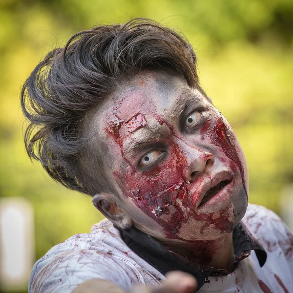 Thaise man deelneemt aan Fox Thaise The Walking Dead seizoen 5 Marathon verkleed als zombies, Bangkok, Thailand — Stockfoto