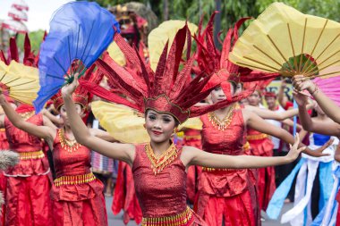 Gianyar, Bali, Endonezya - 08 Ocak 2018: ulusal kostüm giyinmiş bilinmeyen Balinese kızlar katılır sokak törenle bir ön seçim mitingi sırasında mücadele Endonezya Demokrat Parti