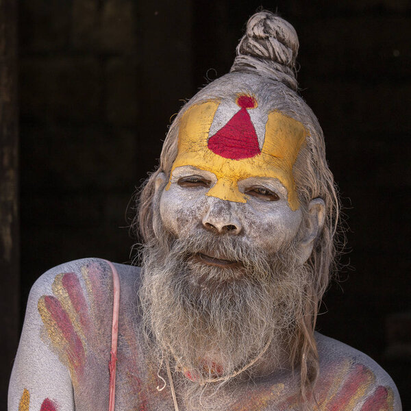 KATHMANDU, NEPAL - 25 СЕНТЯБРЯ 2016: Портрет Садху в храме Пашупатинатхи в Непале. Садху является святым человеком, который решил жить аскетической жизнью и сосредоточиться на духовной практике индуизма
.