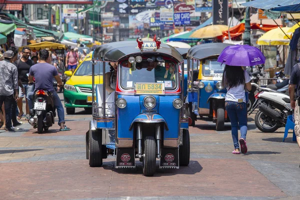 2018年3月20日 在曼谷考新路街的汽车人力车或笃笃 Tuks 通常用于运送人和货物在首都附近 — 图库照片