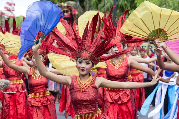 Gianyar Bali Indonésia Janeiro 2018 Desconhecido Meninas Balinesas Vestidas Com — Fotografia de Stock