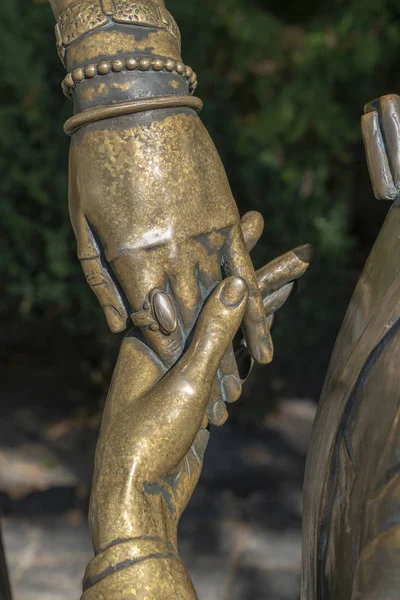 Berührung Weiblicher Und Männlicher Hände Detail Einer Bronzeskulptur Nahaufnahme Freien — Stockfoto