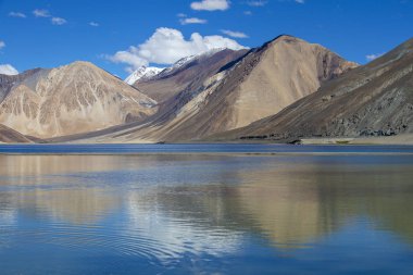 Himalaya Dağları ile Pangong tso su Gölü ve mavi gökyüzü ile beyaz bulutlar, Leh, Ladakh, Jammu ve Keşmir, Hindistan