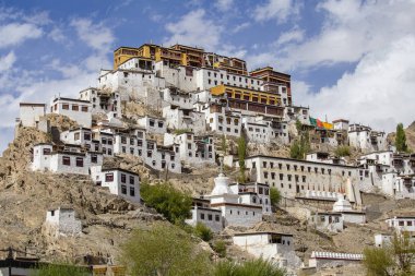 Görünüm Thiksey Budist manastır veya Thiksey Gompa Leh Ladakh road, Jammu ve Keşmir, Hindistan yakınındaki giderken manzara. Tiksey köyünde bir dağ tepe üstünde yer alan