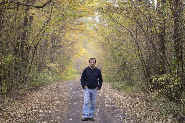Mann Läuft Herbstlichen Wald Entlang Der Straße Menschen Und Lebensstil — Stockfoto