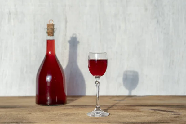 Flasche Und Glas Hausgemachten Himbeerlikör Auf Holztisch — Stockfoto