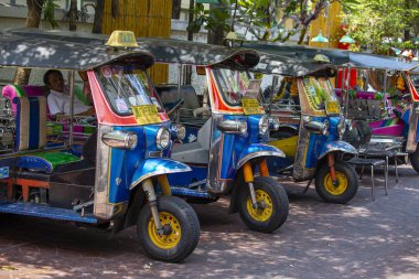 Bangkok, Tayland - 20 Mart 2018: Bangkok, Tayland caddesinde oto çekçek veya tuk-tuk. Tuk tuk 'lar genellikle insanları ve malları başkentte taşımak için kullanılır.