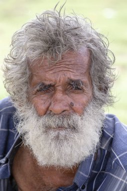 Matara, Sri Lanka - 5 Kasım 2014: Tanımlanamayan ihtiyar dilenci Otobüs İstasyonu'nun yanında bir sokakta sadaka için bekler