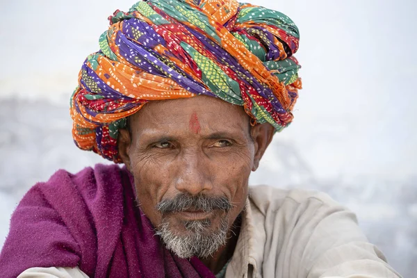 Pushkar Indie Października 2014 Niezidentyfikowany Mężczyzna Indian Siada Ghat Wzdłuż — Zdjęcie stockowe