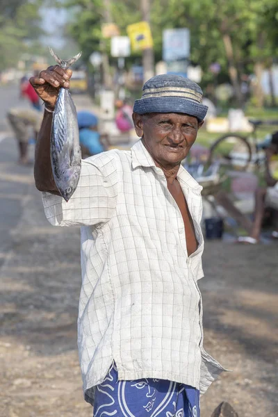 Koggala Sri Lanka November 2014 Unidentified Fisherman Sells Fish Road — Stock Photo, Image