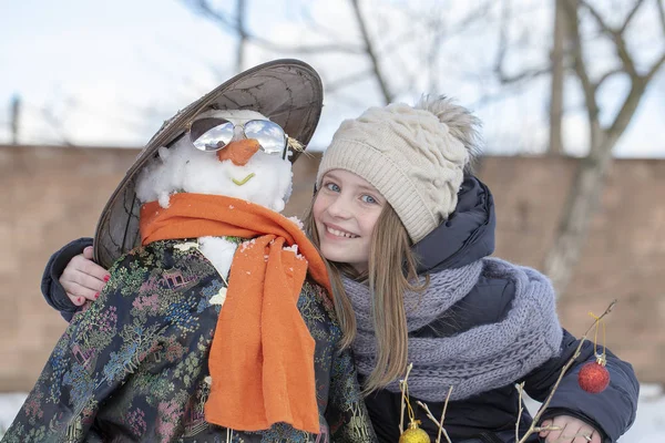 Roztomilá Mladá Dívka Sněhulák Zimě Parku Zimní Aktivity Pro Děti — Stock fotografie