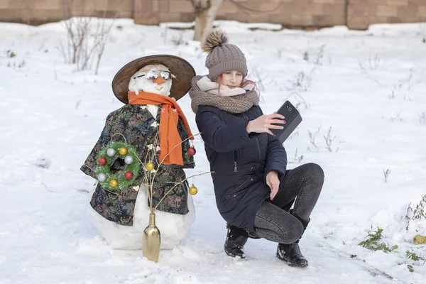 Roztomilá Mladá Dívka Fotit Selfie Sněhulák Zimě Parku Zimní Aktivity — Stock fotografie