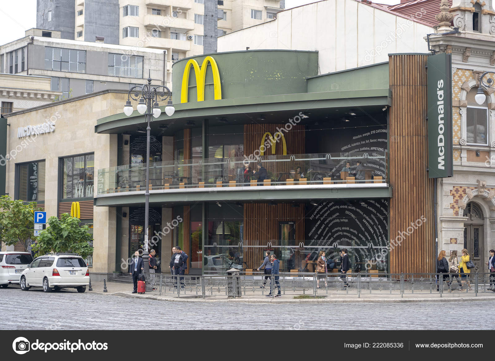 格鲁吉亚第比利斯2018年10月25日人们走在格鲁吉亚第比利斯中心的麦当劳附近—— 库存社论照片© OlegDoroshenko #222085336