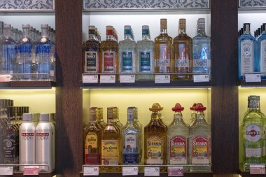 Kiev, Ukrayna - 24 Ekim 2018: Alkol Duty Free mağazasında Boryspil Uluslararası Havaalanı Terminal, Kiev, Ukrayna, Satılık