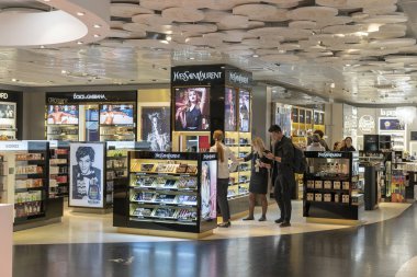 Kiev, Ukrayna - 24 Ekim 2018: Yves Saint Laurent mağaza ve farklı markalar Duty Free Shop Boryspil Uluslararası Havaalanı Terminal, Kiev, Ukrayna