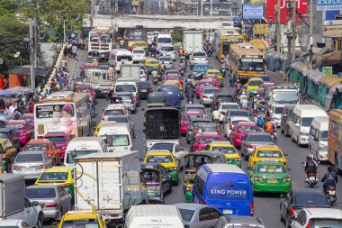 Bangkok, Tayland - 22 Ocak 2015: Trafik yavaş Bangkok, Tayland merkezinde işlek bir yol boyunca hareket