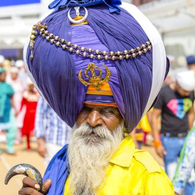 Amritsar, Hindistan - 26 Eylül 2014: Amritsar, Punjab, Hindistan 'daki Altın Tapınağı ziyaret eden tanımlanamayan sih adam. Sih hacılar bu kutsal yerde dua etmek için Hindistan 'ın her yerinden geliyorlar..