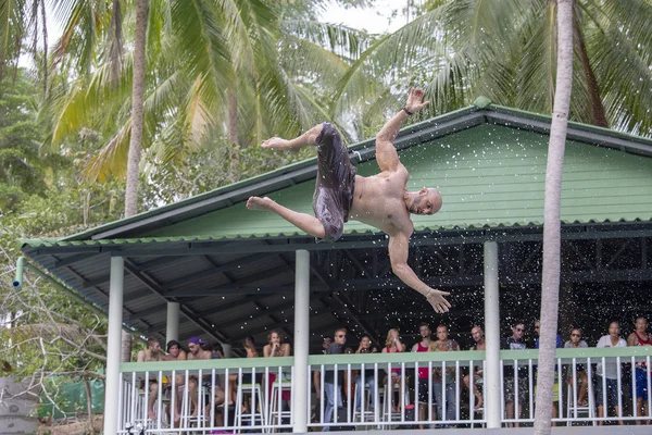 Koh Phangan Tailandia Noviembre 2014 Hombre Identificado Salta Piscina Atracción —  Fotos de Stock