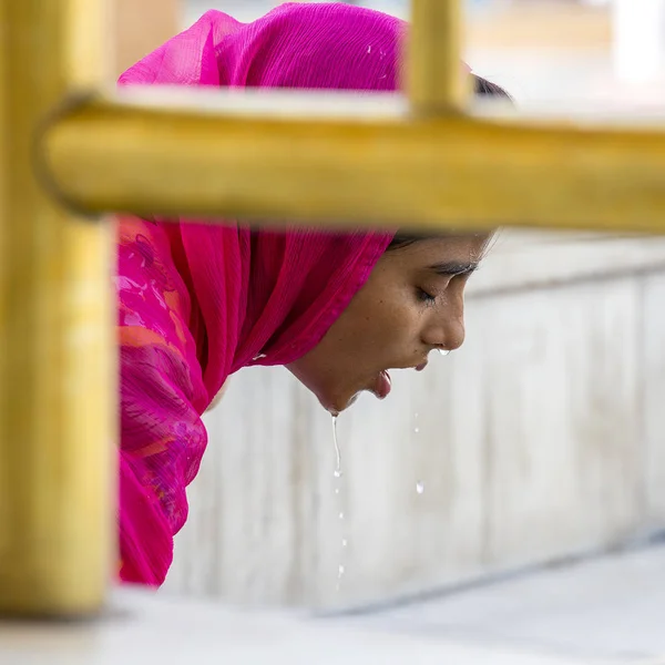 Amritsar Índia Setembro 2014 Mulher Rajastani Não Identificada Visitando Templo — Fotografia de Stock