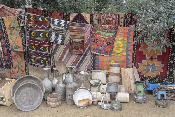 Vieux Tapis Cruches Métalliques Tonneaux Bois Autres Ustensiles Cuisine Sont — Photo