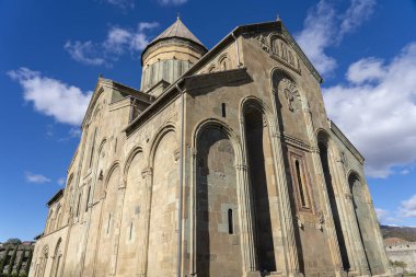 Tarihi kent Mtsheta Tiflis, Gürcistan yakınındaki eski Ortodoks Katedrali. Sonbahar güneşli gün.