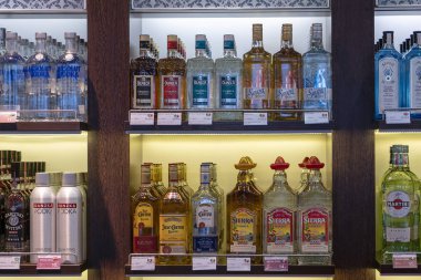 Kiev, Ukrayna - 24 Ekim 2018: Alkol Duty Free mağazasında Boryspil Uluslararası Havaalanı Terminal, Kiev, Ukrayna, Satılık