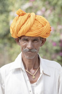 Pushkar, Hindistan - 24 Ekim 2014: Tanımlanamayan Hintli adam Pushkar deve Mela katıldı. Bu adil değil dünyanın en büyük deve Ticaret Fuarı.