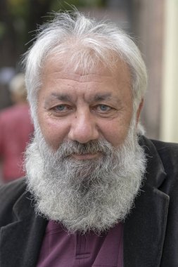TBILISI, GEORGIA - 25 Ekim 2018: Gri sakallı yaşlı bir adamın portresi Tiflis, Georgia 'daki bir Rus Ortodoks kilisesinde