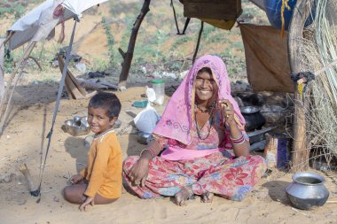 Pushkar, Hindistan - 27 Ekim 2014: Kimliği belirsiz bir kadın ve çocuk katıldı, yıllık Pushkar deve Mela. Bu adil değil dünyanın en büyük deve ticaret fuarı.
