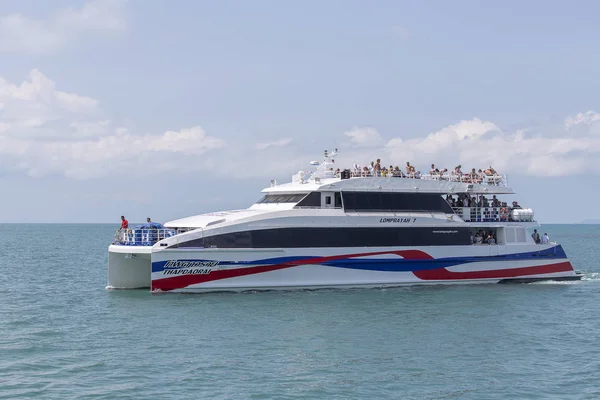 Koh Phangan Thailand March 2018 Lomprayah High Speed Catamaran Leaves — Stock Photo, Image