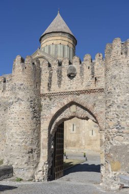 Tarihi kent Mtsheta Tiflis, Gürcistan yakınındaki eski Ortodoks Katedrali. Sonbahar güneşli gün.