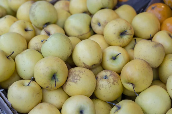 Reife Äpfel Auf Einem Marktstand Bio Apfelfrüchte Stapelweise Auf Dem — Stockfoto