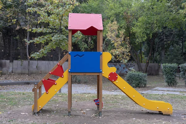 Colorido Parque Infantil Actividades Patio Parque Público Rodeado Árboles Verdes —  Fotos de Stock