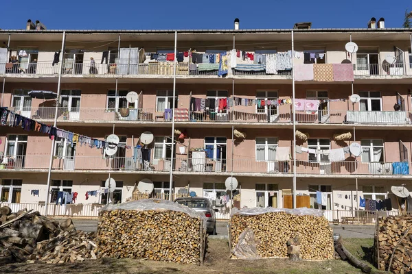 ジョージア 2018 リネンは住宅の建物のバルコニーで乾燥 ヤード近く バトゥミ グルジアの都市の近くの山間の小さな村 — ストック写真