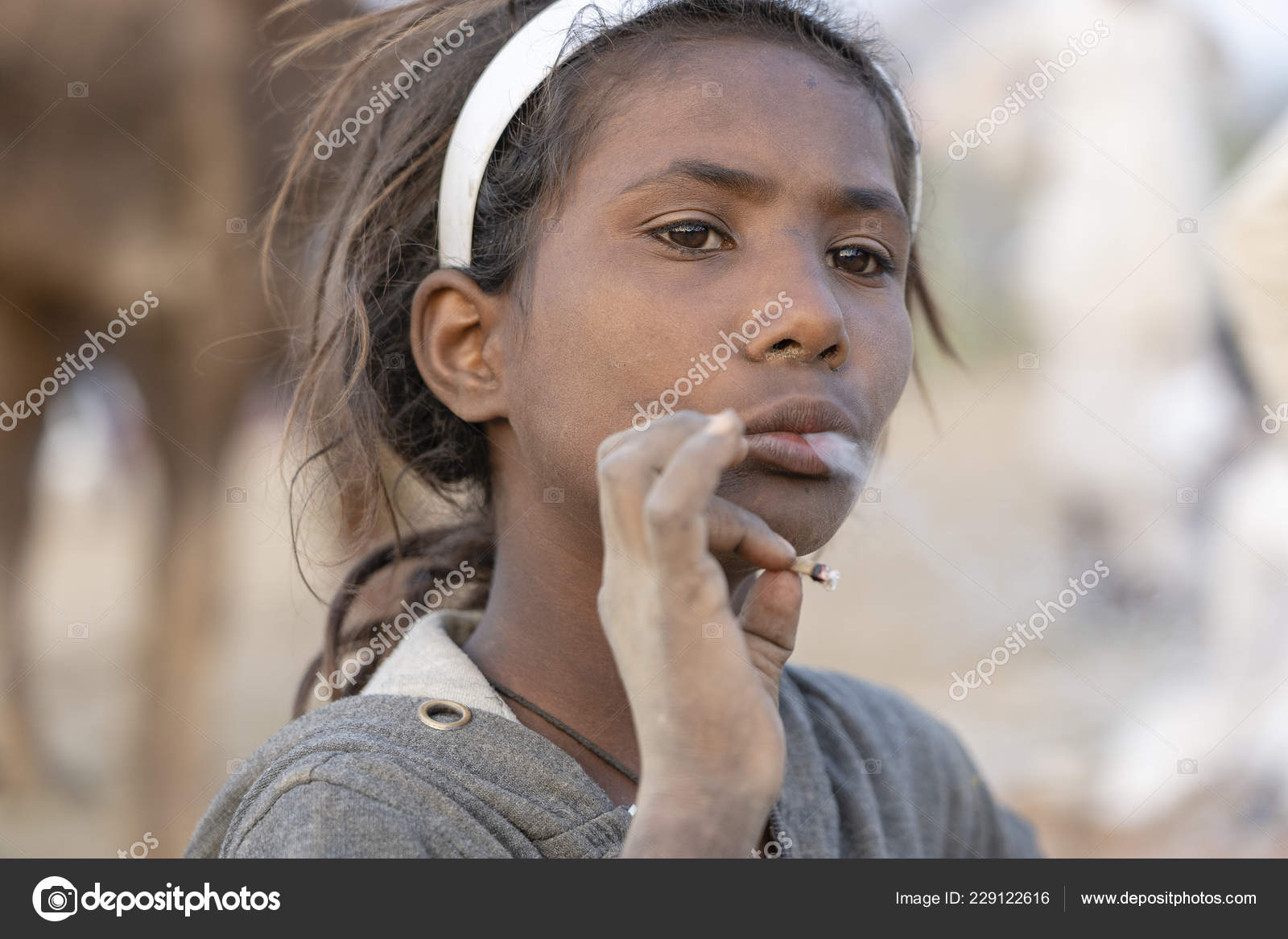 Pushkar India November 2018 Indian Young Girl Smoking Cigarette Desert –  Stock Editorial Photo © OlegDoroshenko #229122616