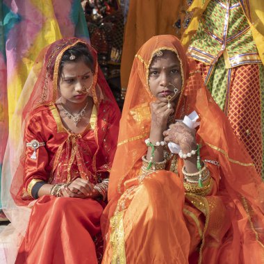 PUSHKAR, INDIA - 16 Kasım 2018: Çölde Hintli genç kız Thar zamanında Pushkar Camel Mela kutsal şehir Pushkar, Rajasthan, Hindistan, yakın portre