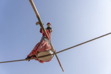 PUSHKAR, INDIA - 16 Kasım 2018: Bilinmeyen denge ailesi, Pushkar Camel Mela 'nın kutsal şehir Pushkar, Rajasthan, Hindistan yakınlarındaki gösterisini zamanında gerçekleştirdi