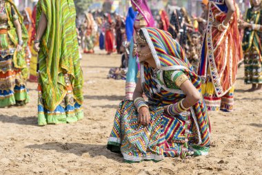 PUSHKAR, INDIA - 16 Kasım 2018: Çölde Hintli genç kız Thar zamanında Pushkar Camel Mela kutsal şehir Pushkar, Rajasthan, Hindistan, yakın portre
