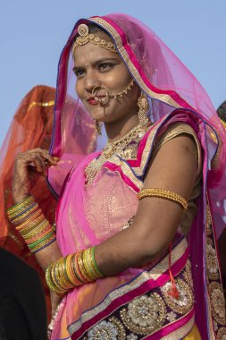 PUSHKAR, INDIA - 16 Kasım 2018: Çölde Hintli genç kız Thar zamanında Pushkar Camel Mela kutsal şehir Pushkar, Rajasthan, Hindistan, yakın portre