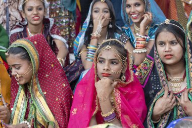 PUSHKAR, INDIA - 16 Kasım 2018: Çölde Hintli genç kız Thar zamanında Pushkar Camel Mela kutsal şehir Pushkar, Rajasthan, Hindistan, yakın portre