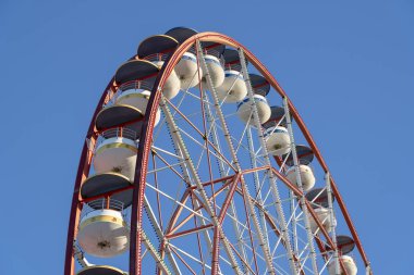 Bir dönme dolap üzerinde mavi gökyüzü arka plan detay