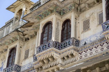 Mimarinin ayrıntıları, Udaipur, Rajasthan, Hindistan 'da dekore edilmiş cephe. Kapat.