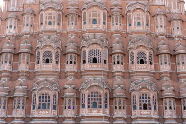 Hawa Mahal, eski şehir Jaipur, Rajasthan, Hindistan 'da pembe rüzgar sarayı. Hint mimarisinin arka planı, yakın plan.