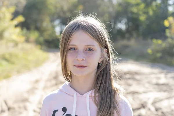 Schöne Blonde Junge Mädchen Mit Sommersprossen Freien Auf Naturhintergrund Herbst — Stockfoto