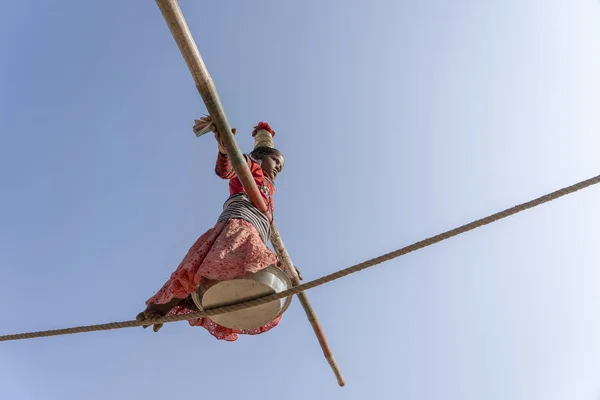 Pushkar India Novembre 2018 Una Famiglia Equilibristi Sconosciuti Porta Avanti — Foto Stock