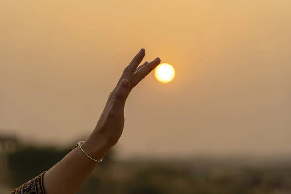 Silueta Dívka Ruce Drží Slunce Při Západu Slunce Zblizka — Stock fotografie